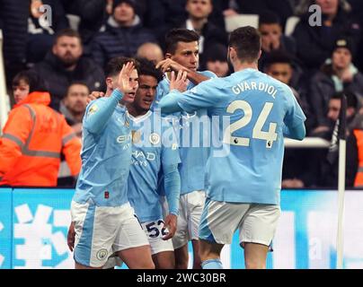 Oscar Bobb de Manchester City célèbre le troisième but de son équipe lors du match de Premier League à St. James' Park, Newcastle upon Tyne. Date de la photo : samedi 13 janvier 2024. Banque D'Images