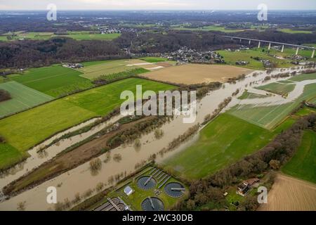 Luftbild, Ruhrhochwasser, Weihnachtshochwasser 2023, Fluss Ruhr tritt nach starken Regenfällen über die Ufer, Überschwemmungsgebiet Kettwiger Ruhraue, Kläranlage im Wasser, Bäume Kettwig, Mintander Ruhrtalbrücke Autobahn A52, Kettwig, Essen, Ruhrgebiet, Nordrhein-Westfalen, Deutschland ACHTUNGxMINDESTHONORARx60xEURO *** photo aérienne, inondation de la Ruhr, inondation de Noël 2023, la Ruhr déborde de ses rives après de fortes pluies, plaine de Kettwig Ruhraue, arbres dans l'eau, station d'épuration de Kettwig, autoroute Mintarder Ruhrtalbrücke A52, Kettwig, Essen, région de la Ruhr, Rhénanie du Nord-Westphalie, Westphalie Allemagne A Banque D'Images