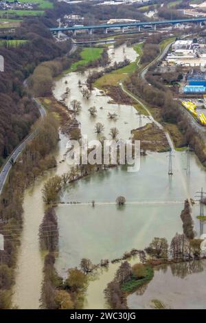 Luftbild vom Weihnachtshochwasser 2023, Fluss Lenne tritt nach starken Regenfällen über die Ufer, Überschwemmungsgebiet zwischen Verbandsstraße und Buschmühlenstraße, Bäume und Strommasten im Wasser, Renaturierung, hinten Autobahn A45 mit Talbrücke Lennetal, Boele, Hagen, Ruhrgebiet, Nordrhein-Westfalen, Deutschland ACHTUNGxMINDESTHONORARx60xEURO *** vue aérienne de l'inondation de Noël 2023, la rivière Lenne déborde ses berges après de fortes pluies, zone inondée entre Verbandsstraße et Buschmühlenstraße, arbres et pylônes électriques dans l'eau, renaturation, derrière l'autoroute A45 avec Lennetal via Banque D'Images