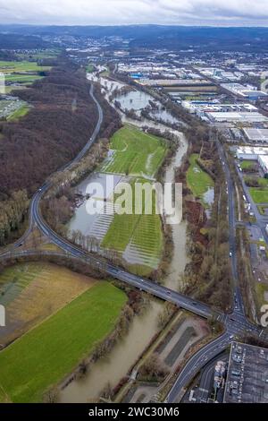 Luftbild vom Weihnachtshochwasser 2023, Fluss Lenne mit Lennebrücke Verbandsstraße, tritt über die Ufer, Überschwemmungsgebiet zwischen Verbandsstraße und Buschmühlenstraße, Fernsicht und hinten Autobahn A45 mit Talbrücke Lennetal, Renaturierung, Boele, Hagen, Ruhrgebiet, Nordrhein-Westfalen, Deutschland ACHTUNGxMINDESTHONORARx60xEURO *** vue aérienne de l'inondation de Noël 2023, la rivière Lenne avec Lennebrücke Verbandsstraße, déborde ses rives, zone inondable entre Verbandsstraße et Buschmühlenstraße, vue lointaine et derrière l'autoroute A45 avec le pont de vallée Lennetal, renaturation, Boele, Hagen, Ru Banque D'Images