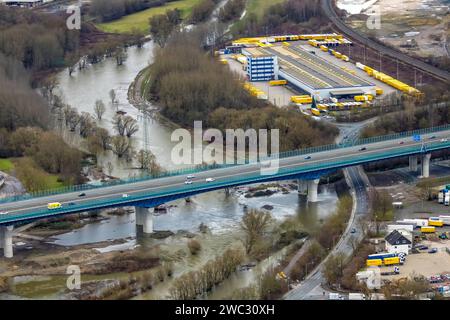 Luftbild vom Weihnachtshochwasser 2023, Fluss Lenne, tritt über die Ufer, Bäume und Strommasten im Wasser, Überschwemmungsgebiet zwischen Verbandsstraße und Dolomitstraße mit DHL Freight Hagen Gewerbegebiet, Autobahn A45 mit Talbrücke Lennetal, Renaturierung, Lennetal, Hagen, Ruhrgebiet, Nordrhein-Westfalen, Deutschland ACHTUNGxMINDESTHONORARx60xEURO *** vue aérienne de l'inondation de Noël 2023, rivière Lenne, débordant ses berges, arbres et pylônes électriques dans l'eau, zone inondable entre Verbandsstraße et Dolomitstraße avec DHL Freight Hagen Industrial Estate, autoroute A45 avec Lennetal via Banque D'Images