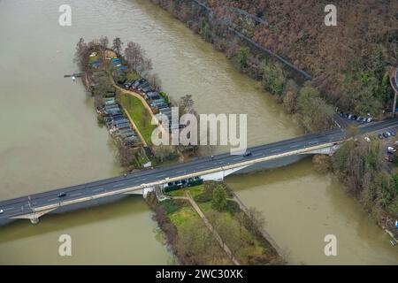 Luftbild, Ruhrhochwasser, Weihnachtshochwasser 2023, Fluss Ruhr tritt nach starken Regenfällen über die Ufer, Überschwemmungsgebiet Hengsteysee, Camping-Insel und Ruhrbrücke Dortmunder Straße, Boele, Hagen, Ruhrgebiet, Nordrhein-Westfalen, Deutschland ACHTUNGxMINDESTHONORARx60xEURO *** photo aérienne, inondation de la Ruhr, inondation de Noël 2023, rivière de la Ruhr déborde ses rives après de fortes pluies, zone inondable de Hengsteysee, île de camping et pont de la Ruhr Dortmunder Straße, Boele, Hagen, zone de la Ruhr, Rhénanie du Nord-Westphalie, Allemagne ATTENTIONxMINDESTHONORARx60xEURO Banque D'Images