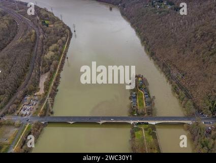 Luftbild, Ruhrhochwasser, Weihnachtshochwasser 2023, Fluss Ruhr tritt nach starken Regenfällen über die Ufer, Überschwemmungsgebiet Hengsteysee, Camping-Insel und Ruhrbrücke Dortmunder Straße, Boele, Hagen, Ruhrgebiet, Nordrhein-Westfalen, Deutschland ACHTUNGxMINDESTHONORARx60xEURO *** photo aérienne, inondation de la Ruhr, inondation de Noël 2023, rivière de la Ruhr déborde ses rives après de fortes pluies, zone inondable de Hengsteysee, île de camping et pont de la Ruhr Dortmunder Straße, Boele, Hagen, zone de la Ruhr, Rhénanie du Nord-Westphalie, Allemagne ATTENTIONxMINDESTHONORARx60xEURO Banque D'Images