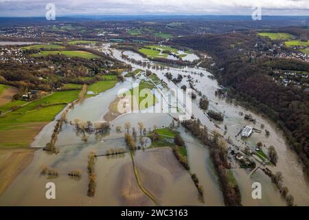 Luftbild, Ruhrhochwasser, Weihnachtshochwasser 2023, Fluss Ruhr tritt nach starken Regenfällen über die Ufer, Überschwemmungsgebiet Blankensteiner Schleuse am Leinpfad bis Ruhrbrücke Kemnade, Ortsansicht Blankenstein und Burg, Stiepel, Bochum, Ruhrgebiet, Nordrhein-Westfalen, Deutschland ACHTUNGxMINDESTHONORARx60xEURO *** vue aérienne, inondation de la Ruhr, inondation de Noël 2023, la Ruhr déborde de ses rives après de fortes pluies, zone inondable Blankensteiner Schleuse à Leinpfad à Ruhrbrücke Kemnade, vue de Blankenstein et château, Stiepel, Bochum, région de la Ruhr, Rhénanie du Nord-Westphalie, Rhénanie-du Nord Allemagne ATTENTIONxMIN Banque D'Images