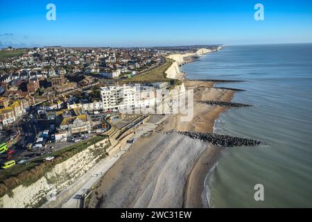 Village Rottingdean dans le Sussex de l'est, vue aérienne sur le front de mer et la grande rue donnant vers le centre du village. Banque D'Images