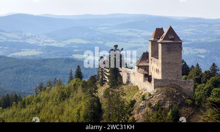 Le château de Kasperk dans le hrad Kašperk est un château gothique en pierre, partiellement en ruine, situé dans les contreforts des montagnes de Šumava Banque D'Images