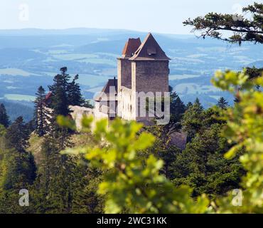 Le château de Kasperk dans le hrad Kašperk est un château gothique en pierre, partiellement en ruine, situé dans les contreforts des montagnes de Šumava Banque D'Images