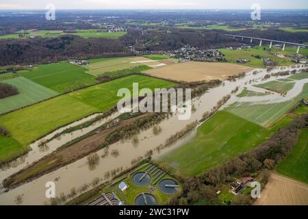 Luftbild, Ruhrhochwasser, Weihnachtshochwasser 2023, Fluss Ruhr tritt nach starken Regenfällen über die Ufer, Überschwemmungsgebiet Kettwiger Ruhraue mit Mintander Ruhrtalbrücke der Autobahn A52, Kettwig, Essen, Ruhrgebiet, Nordrhein-Westfalen, Deutschland ACHTUNGxMINDESTHONORARx60xEURO *** photo aérienne, inondation de la Ruhr, inondation de Noël 2023, la Ruhr déborde ses rives après de fortes pluies, plaine inondable de Kettwiger Ruhraue avec Mintander Ruhrtalbrücke de l'autoroute A52, Kettwig, Essen, région de la Ruhr, Rhénanie du Nord-Westphalie, Allemagne ATTENTIONxMINDESTHONORARx60xEURO Banque D'Images