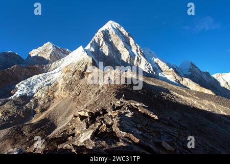 Vue du soir sur le sommet de Kala Patthar et le mont Pumo RI près du village de Gorak Shep, vallée de Khumbu, parc national de Sagarmatha, Népal montagne Himalaya Banque D'Images