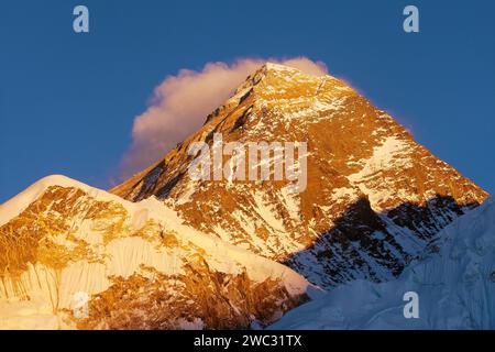 Mont Everest depuis Kala Patthar, coucher de soleil du soir vue colorée avec petit nuage au sommet, vallée de Khumbu, Solukhumbu, parc national de Sagarmatha, Népal H. Banque D'Images