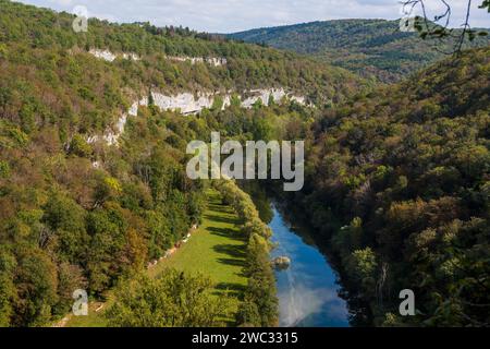 Rivière avec gorge et forêt colorée d'automne, vallée de la Loue, Lizine, proche Besançon, Département Doubs, Bourgogne-Franche-Comté, Jura, France Banque D'Images