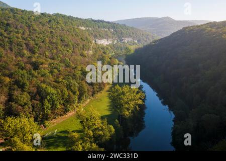 Rivière avec gorge et forêt colorée d'automne, vallée de la Loue, Lizine, proche Besançon, Département Doubs, Bourgogne-Franche-Comté, Jura, France Banque D'Images