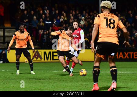 Jack Lancaster (10 Cambridge United) tire lors du match de Sky Bet League 1 entre Cambridge United et Fleetwood Town au Cledara Abbey Stadium, Cambridge le samedi 13 janvier 2024. (Photo : Kevin Hodgson | MI News) crédit : MI News & Sport / Alamy Live News Banque D'Images