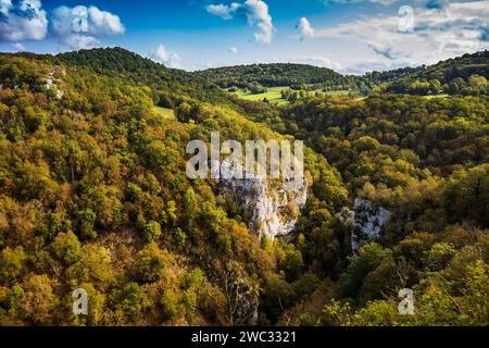 Rivière avec gorge et forêt colorée d'automne, vallée de la Loue, Lizine, proche Besançon, Département Doubs, Bourgogne-Franche-Comté, Jura, France Banque D'Images