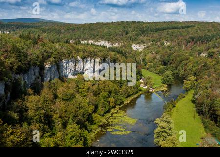 Rivière avec gorge et forêt colorée d'automne, vallée de la Loue, Lizine, proche Besançon, Département Doubs, Bourgogne-Franche-Comté, Jura, France Banque D'Images