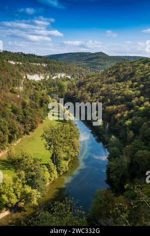 Rivière avec gorge et forêt colorée d'automne, vallée de la Loue, Lizine, proche Besançon, Département Doubs, Bourgogne-Franche-Comté, Jura, France Banque D'Images