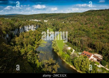 Rivière avec gorge et forêt colorée d'automne, vallée de la Loue, Lizine, proche Besançon, Département Doubs, Bourgogne-Franche-Comté, Jura, France Banque D'Images