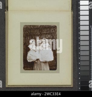 Portrait d'une femme avec deux bébés sur son bras, probablement les jumeaux ad et Johanna van der Kop avec leur mère W.G. Hoogendijk, Willem Carel van der Kop (attribué à), après 1901 - c. 1905 photographie partie de l'album photo avec des enregistrements de ad, Johanna et Han van der Kop, leur mère W.G. Hoogendijk et les membres de leur famille. Carton Schoonhoven. papier. soutien photographique à la vie de famille. jumeaux. bébé, bébé. mère et bébé ou jeune enfant. Frères ou sœurs (relations familiales au deuxième degré) Schoonhoven Banque D'Images