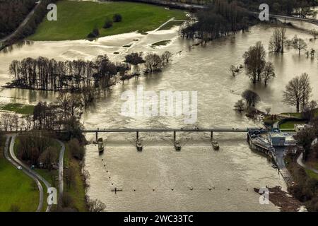 Luftbild, Ruhrhochwasser, Weihnachtshochwasser 2023, Fluss Ruhr und Kemnader See treten nach starken Regenfällen über die Ufer, Überschwemmungsgebiet am Kemnader Wehr und Ruhrbrücke Kemnade, Bäume und Felder im Wasser, Stiepel, Bochum, Ruhrgebiet, Nordrhein-Westfalen, Deutschland ACHTUNGxMINDESTHONORARx60xEURO *** vue aérienne, inondation de la Ruhr, inondation de Noël 2023, rivière Ruhr et lac Kemnade ont éclaté leurs rives après de fortes pluies, zone inondée au barrage de Kemnade et pont de la Ruhr Kemnade, arbres et champs dans l'eau, Stiepel, Bochum, région de la Ruhr, Rhénanie du Nord-Westphalie, Allemagne ATTENTIONxMINDESTHONORAR Banque D'Images