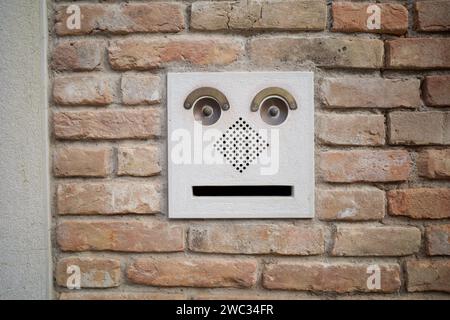 Sonnettes communes à Venise, Italie. Le design le fait ressembler à un visage avec les yeux, les sourcils, le nez et la bouche. Banque D'Images