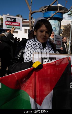 Izmir, Turquie. 13 janvier 2024. La plateforme liberté pour la Palestine a organisé une manifestation de la chaîne de l'humanité à Izmir après Istanbul et Ankara. Les attaques en Palestine et au Yémen ont fait l'objet de protestations. Crédit : SOPA Images Limited/Alamy Live News Banque D'Images