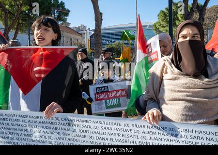 Izmir, Turquie. 13 janvier 2024. La plateforme liberté pour la Palestine a organisé une manifestation de la chaîne de l'humanité à Izmir après Istanbul et Ankara. Les attaques en Palestine et au Yémen ont fait l'objet de protestations. Crédit : SOPA Images Limited/Alamy Live News Banque D'Images