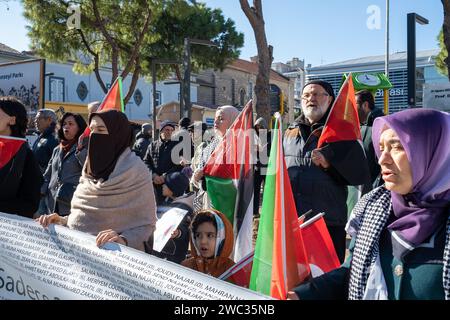 Izmir, Turquie. 13 janvier 2024. La plateforme liberté pour la Palestine a organisé une manifestation de la chaîne de l'humanité à Izmir après Istanbul et Ankara. Les attaques en Palestine et au Yémen ont fait l'objet de protestations. Crédit : SOPA Images Limited/Alamy Live News Banque D'Images