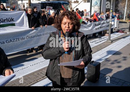 Izmir, Turquie. 13 janvier 2024. La plateforme liberté pour la Palestine a organisé une manifestation de la chaîne de l'humanité à Izmir après Istanbul et Ankara. Les attaques en Palestine et au Yémen ont fait l'objet de protestations. Crédit : SOPA Images Limited/Alamy Live News Banque D'Images