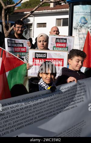 Izmir, Turquie. 13 janvier 2024. La plateforme liberté pour la Palestine a organisé une manifestation de la chaîne de l'humanité à Izmir après Istanbul et Ankara. Les attaques en Palestine et au Yémen ont fait l'objet de protestations. Crédit : SOPA Images Limited/Alamy Live News Banque D'Images