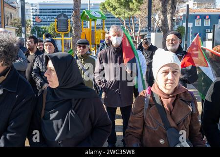 Izmir, Turquie. 13 janvier 2024. La plateforme liberté pour la Palestine a organisé une manifestation de la chaîne de l'humanité à Izmir après Istanbul et Ankara. Les attaques en Palestine et au Yémen ont fait l'objet de protestations. Crédit : SOPA Images Limited/Alamy Live News Banque D'Images