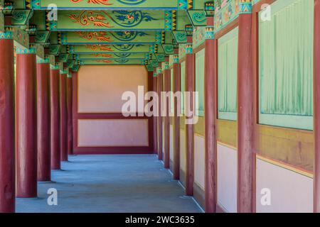 Buyeo, Corée du Sud, 7 juillet 2018 : passerelle sous le pavillon avec des détails de plafond coloré au temple de Neungsa Baekje Banque D'Images