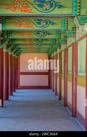 Buyeo, Corée du Sud, 7 juillet 2018 : passerelle sous le pavillon avec des détails de plafond coloré au temple de Neungsa Baekje Banque D'Images