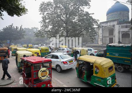 New Delhi, Inde. 13 janvier 2024. NEW DELHI, INDE - JANVIER 13 : congestion observée à l'extérieur de la pépinière Sunder pendant un temps froid et brumeux à Nizamuddin, le 13 janvier 2024 à New Delhi, en Inde. (Photo de Sanchit Khanna/Hindustan Times/Sipa USA ) crédit : SIPA USA/Alamy Live News Banque D'Images