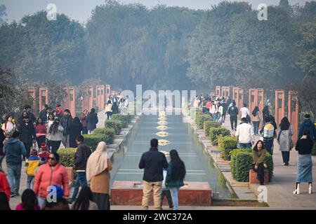 New Delhi, Inde. 13 janvier 2024. NEW DELHI, INDE - JANVIER 13 : visiteurs vus à l'intérieur de la pépinière Sunder pendant un temps froid et brumeux à Nizamuddin, le 13 janvier 2024 à New Delhi, en Inde. (Photo de Sanchit Khanna/Hindustan Times/Sipa USA ) crédit : SIPA USA/Alamy Live News Banque D'Images