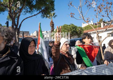 Izmir, Turquie. 13 janvier 2024. La plateforme liberté pour la Palestine a organisé une manifestation de la chaîne de l'humanité à Izmir après Istanbul et Ankara. Les attaques en Palestine et au Yémen ont fait l'objet de protestations. (Photo Murat Kocabas/SOPA Images/Sipa USA) crédit : SIPA USA/Alamy Live News Banque D'Images