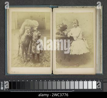 Portrait de la princesse Wilhelmina comme une jeune fille, debout à côté d'un poney, Richard Kameke, c. 1886 - c. 1888 photographie. Photographie Cabinet partie de l'album photo avec des enregistrements de la princesse Wilhelmina enfant jusqu'à son investiture en 1898. Carton néerlandais. Règle d'impression albumen support photographique, Sovereign - BB - règle femelle. enfant. Cheval pays-Bas Banque D'Images