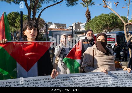 Izmir, Turquie. 13 janvier 2024. La plateforme liberté pour la Palestine a organisé une manifestation de la chaîne de l'humanité à Izmir après Istanbul et Ankara. Les attaques en Palestine et au Yémen ont fait l'objet de protestations. (Photo Murat Kocabas/SOPA Images/Sipa USA) crédit : SIPA USA/Alamy Live News Banque D'Images