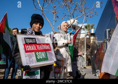 Izmir, Turquie. 13 janvier 2024. La plateforme liberté pour la Palestine a organisé une manifestation de la chaîne de l'humanité à Izmir après Istanbul et Ankara. Les attaques en Palestine et au Yémen ont fait l'objet de protestations. (Photo Murat Kocabas/SOPA Images/Sipa USA) crédit : SIPA USA/Alamy Live News Banque D'Images