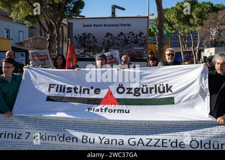Izmir, Turquie. 13 janvier 2024. La plateforme liberté pour la Palestine a organisé une manifestation de la chaîne de l'humanité à Izmir après Istanbul et Ankara. Les attaques en Palestine et au Yémen ont fait l'objet de protestations. (Photo Murat Kocabas/SOPA Images/Sipa USA) crédit : SIPA USA/Alamy Live News Banque D'Images