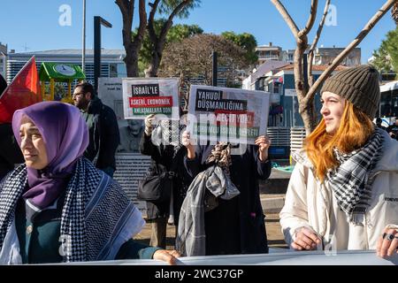 Izmir, Turquie. 13 janvier 2024. La plateforme liberté pour la Palestine a organisé une manifestation de la chaîne de l'humanité à Izmir après Istanbul et Ankara. Les attaques en Palestine et au Yémen ont fait l'objet de protestations. (Photo Murat Kocabas/SOPA Images/Sipa USA) crédit : SIPA USA/Alamy Live News Banque D'Images