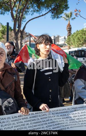 Izmir, Turquie. 13 janvier 2024. La plateforme liberté pour la Palestine a organisé une manifestation de la chaîne de l'humanité à Izmir après Istanbul et Ankara. Les attaques en Palestine et au Yémen ont fait l'objet de protestations. (Photo Murat Kocabas/SOPA Images/Sipa USA) crédit : SIPA USA/Alamy Live News Banque D'Images