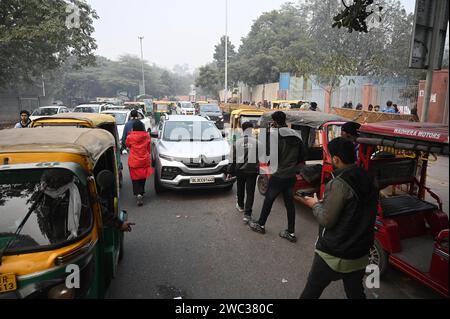 New Delhi, Inde. 13 janvier 2024. NEW DELHI, INDE - JANVIER 13 : congestion observée à l'extérieur de la pépinière Sunder pendant un temps froid et brumeux à Nizamuddin, le 13 janvier 2024 à New Delhi, en Inde. (Photo de Sanchit Khanna/Hindustan Times/Sipa USA ) crédit : SIPA USA/Alamy Live News Banque D'Images