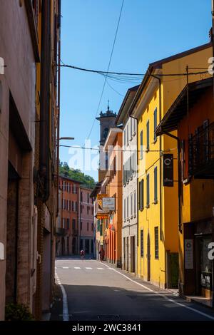 City Street à Porto Ceresio dans une journée ensoleillée d'été à Porto Ceresio, Lombardie, Italie Banque D'Images