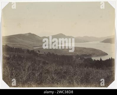 Vue du lac Hakone et du paysage montagneux environnant, Anonymous, 1890 - 1894 photo partie de l'album avec 69 photos d'un voyage à travers le Japon. Hakone carton. papier. Support photographique impression albumen lac Hakone Banque D'Images