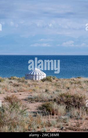 Yourte sur le lac Issyk Kul, Kirghizistan Banque D'Images