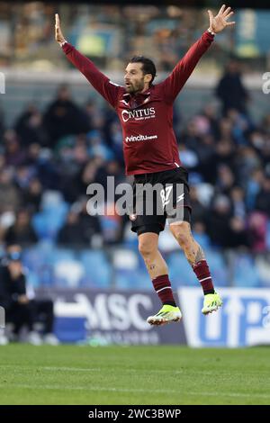 Antonio Candreva, attaquant italien de Salernitana, célèbre après avoir marqué un but lors du match de Serie A entre SSC Napoli et Salernitana au stade Diego Armando Maradona de Naples, dans le sud de l'Italie, le 13 janvier 2024. Banque D'Images
