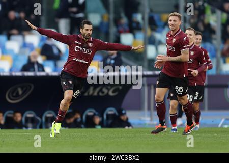 Antonio Candreva, attaquant italien de Salernitana, célèbre après avoir marqué un but lors du match de Serie A entre SSC Napoli et Salernitana au stade Diego Armando Maradona de Naples, dans le sud de l'Italie, le 13 janvier 2024. Banque D'Images