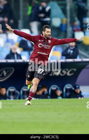 Antonio Candreva, attaquant italien de Salernitana, célèbre après avoir marqué un but lors du match de Serie A entre SSC Napoli et Salernitana au stade Diego Armando Maradona de Naples, dans le sud de l'Italie, le 13 janvier 2024. Banque D'Images