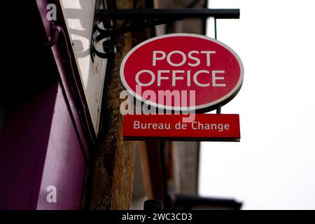 Enseigne suspendue du bureau de poste britannique avec Bureau de change Banque D'Images