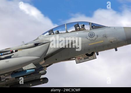 Ein Kampfflugzeug der Royal Saudi Air Force RSAF vom Typ McDonnell Douglas F-15S Strike Eagle startet von der Nellis Air Force base dans le Nevada, États-Unis. Ein Kampfflugzeug der Royal Saudi Air Force RSAF vom Typ McDonnell Douglas F-15S Strike Eagle startet von der Nellis Air Force base dans le Nevada, États-Unis. *** Un avion de chasse Royal Saudi Air Force RSAF McDonnell Douglas F 15S Strike Eagle décolle de la base aérienne de Nellis au Nevada, USA Un avion de chasse Royal Saudi Air Force RSAF McDonnell Douglas F 15S Strike Eagle décolle de la base aérienne de Nellis au Nevada, USA Banque D'Images